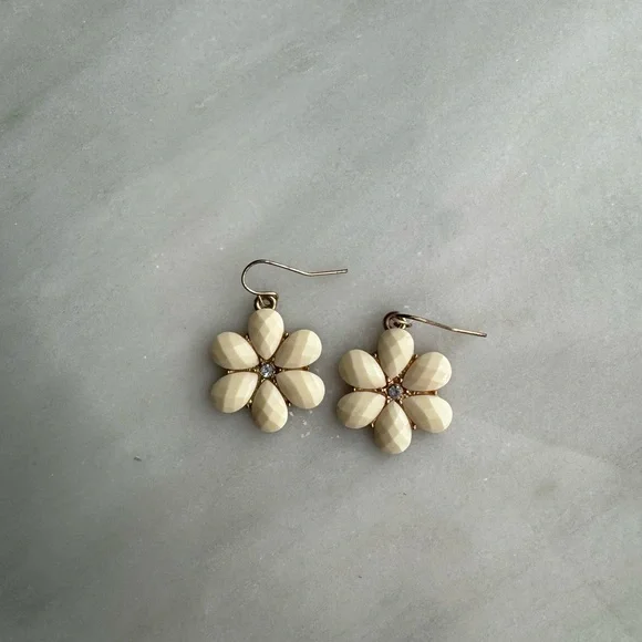 Elegant Cream Flower Earrings - Picture 1 of 2